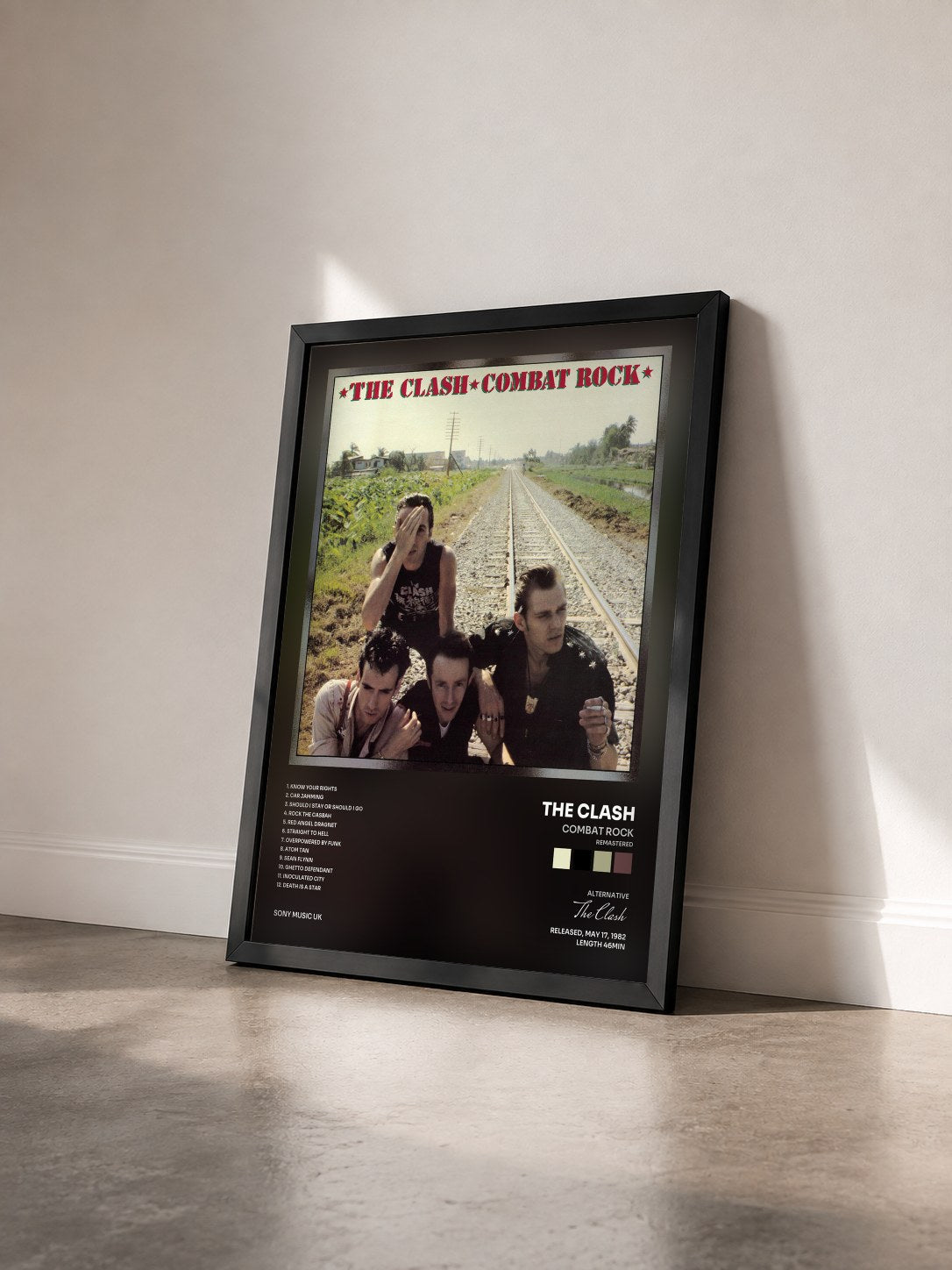 #noir Combat Rock (Remastered) di The Clash in stampa incorniciata vista di tre quarti, cornice nera