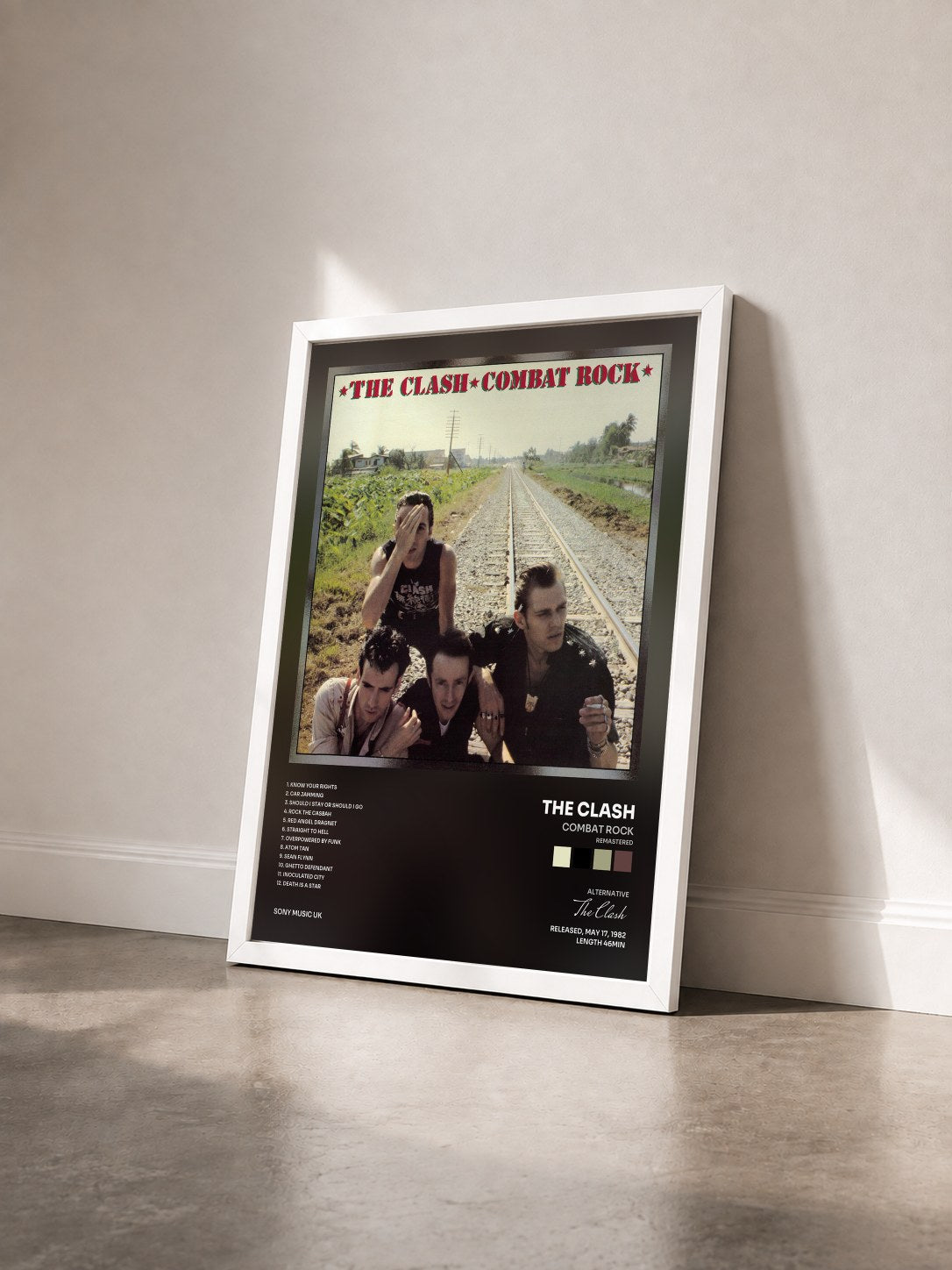 #blanc Combat Rock (Remastered) di The Clash in stampa incorniciata vista di tre quarti, cornice bianca