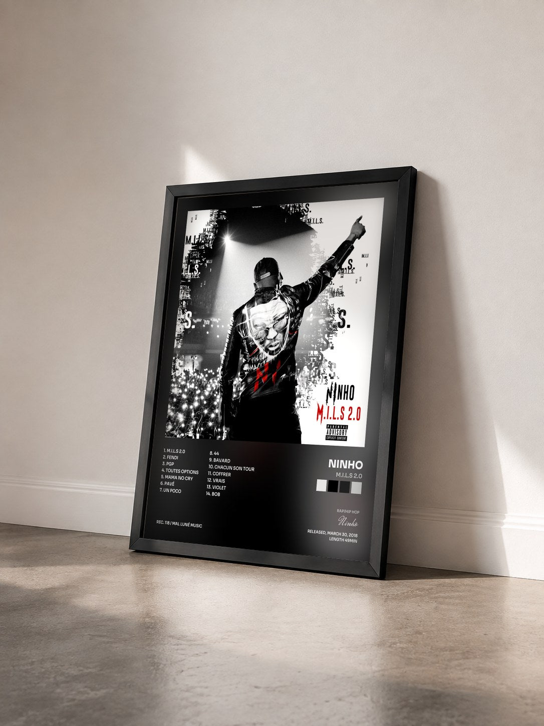 #noir M.I.L.S 2.0 von Ninho als gerahmter Kunstdruck von schräg gesehen, schwarzer Rahmen