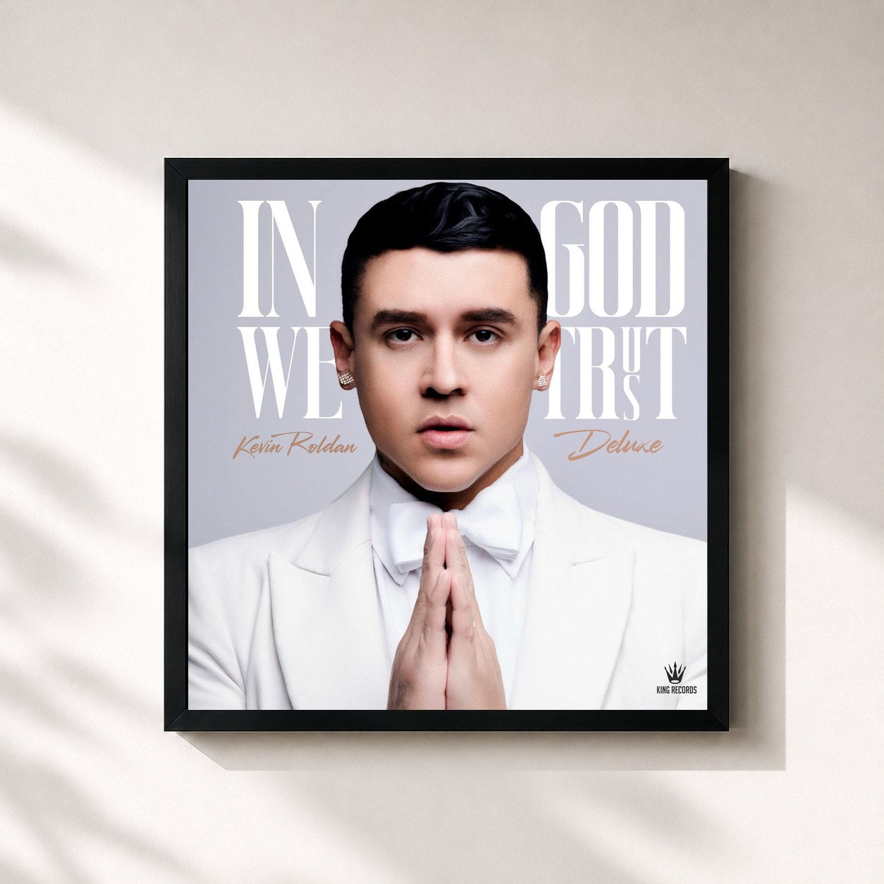 #noir Tableau carré de l'album In God We Trust (Deluxe) de Kevin Roldan, cadre noir 32x32 cm