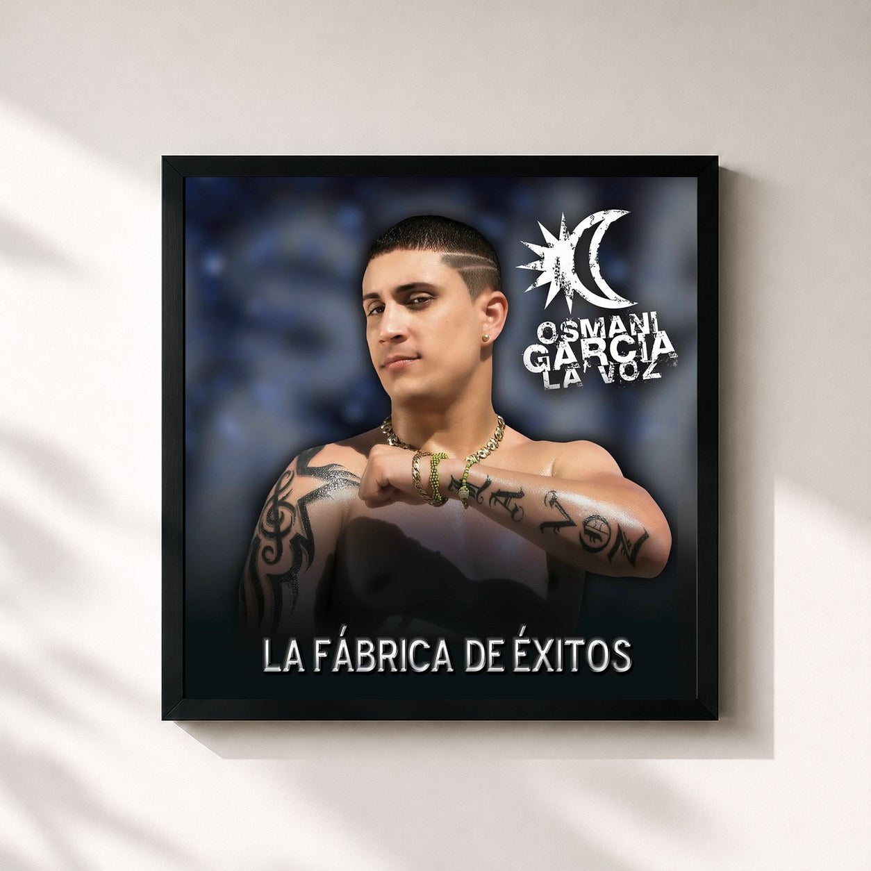 #noir Tableau carré de l'album La Fábrica de Éxitos de Osmani Garcia "La Voz", cadre noir 32x32 cm