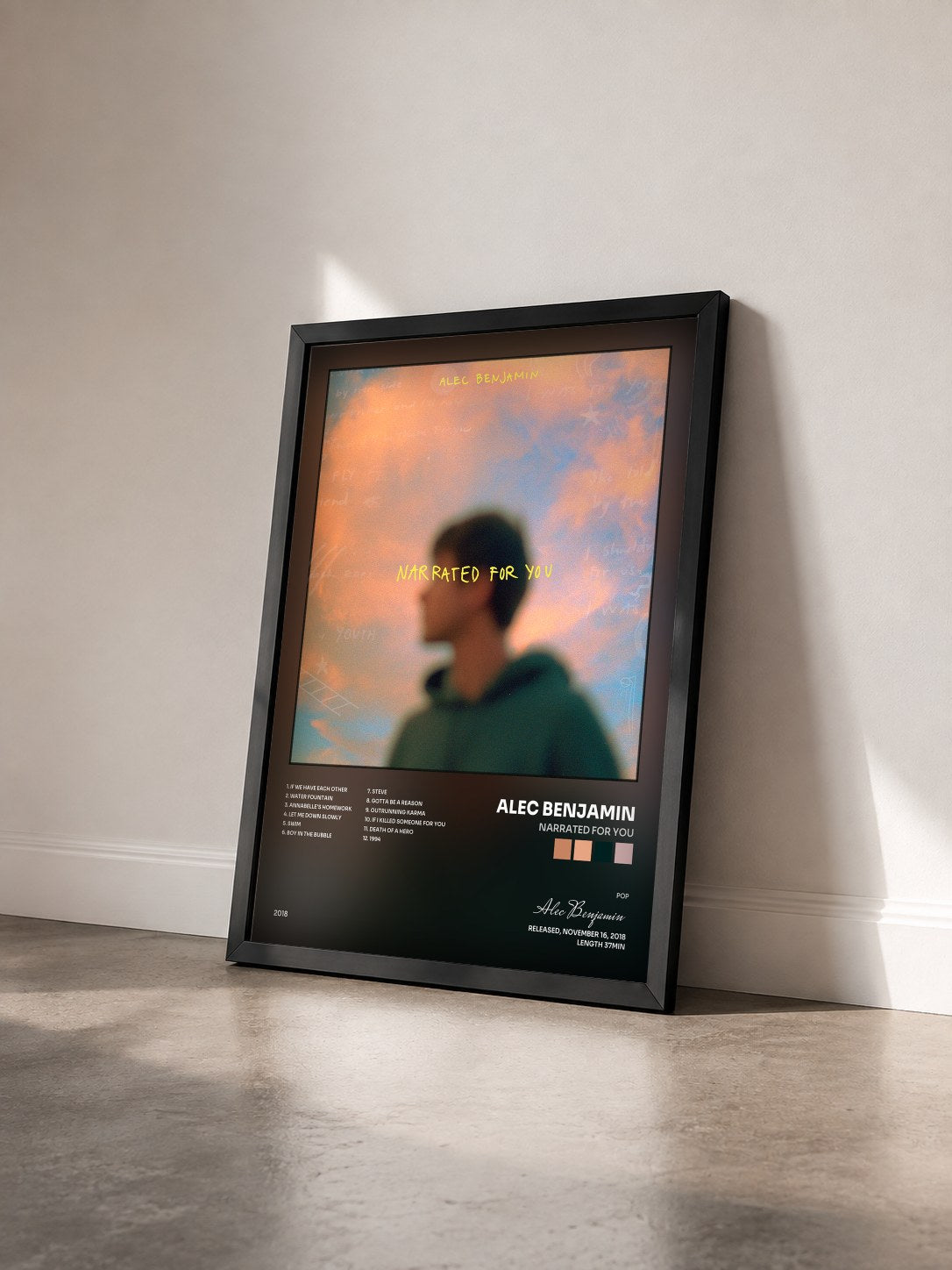 #noir Tableau de l'album Narrated For You de Alec Benjamin vu de trois quarts, cadre noir
