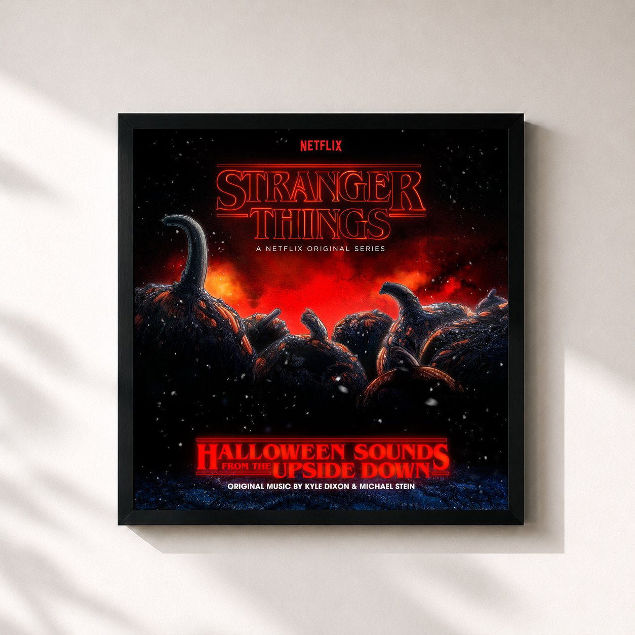 #noir Tableau carré de l'album Stranger Things: Halloween Sounds from the Upside Down (a Netflix Original Series Soundtrack) de Kyle Dixon & Michael Stein, cadre noir 32x32 cm