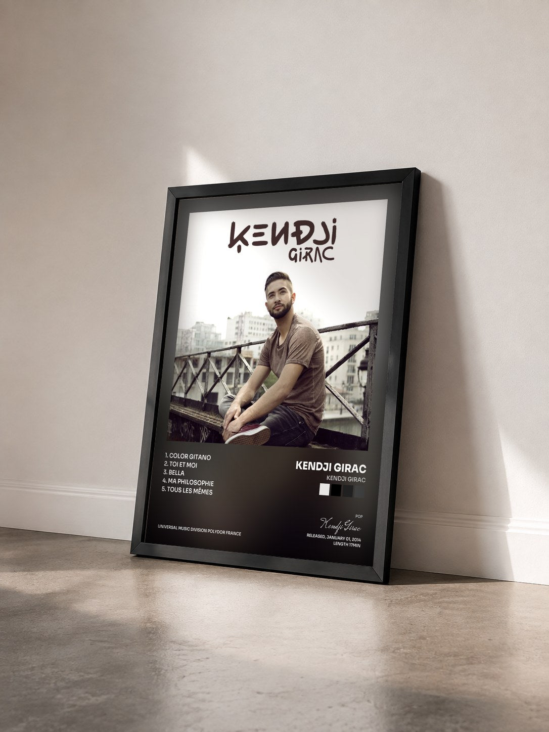 #noir Tableau de l'album Kendji Girac de Kendji Girac vu de trois quarts, cadre noir
