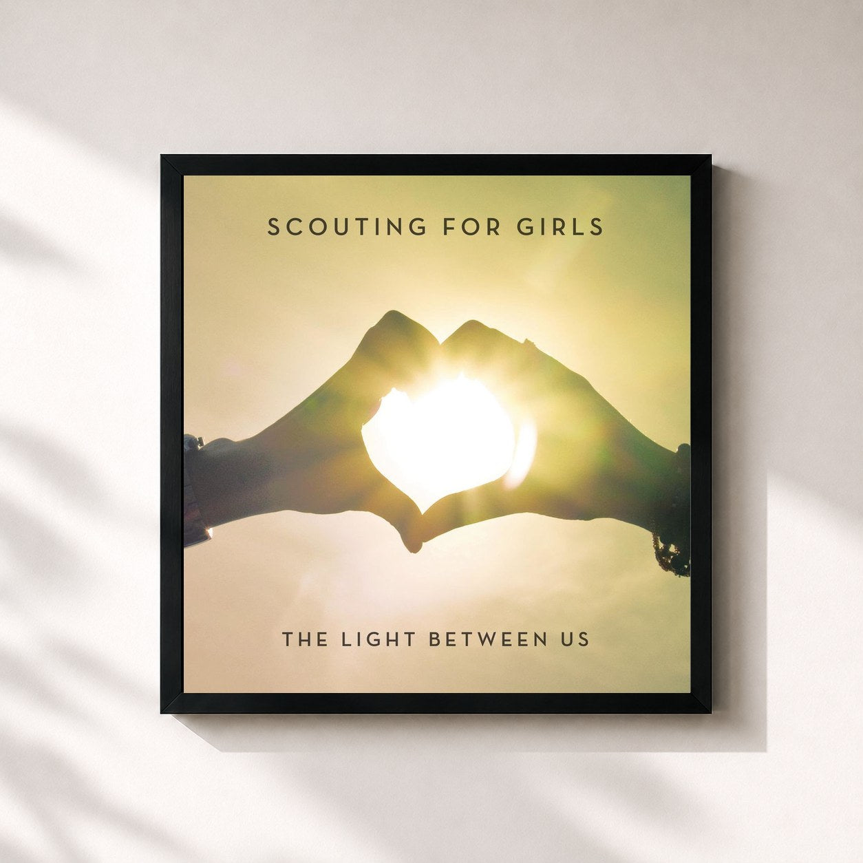 #noir Tableau carré de l'album The Light Between Us (Expanded Edition) de Scouting for Girls, cadre noir 32x32 cm