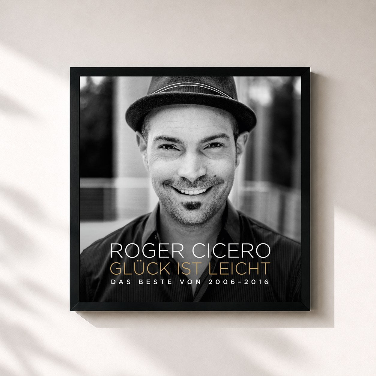 #noir Tableau carré de l'album Glück ist leicht - Das Beste von 2006 - 2016 de Roger Cicero, cadre noir 32x32 cm