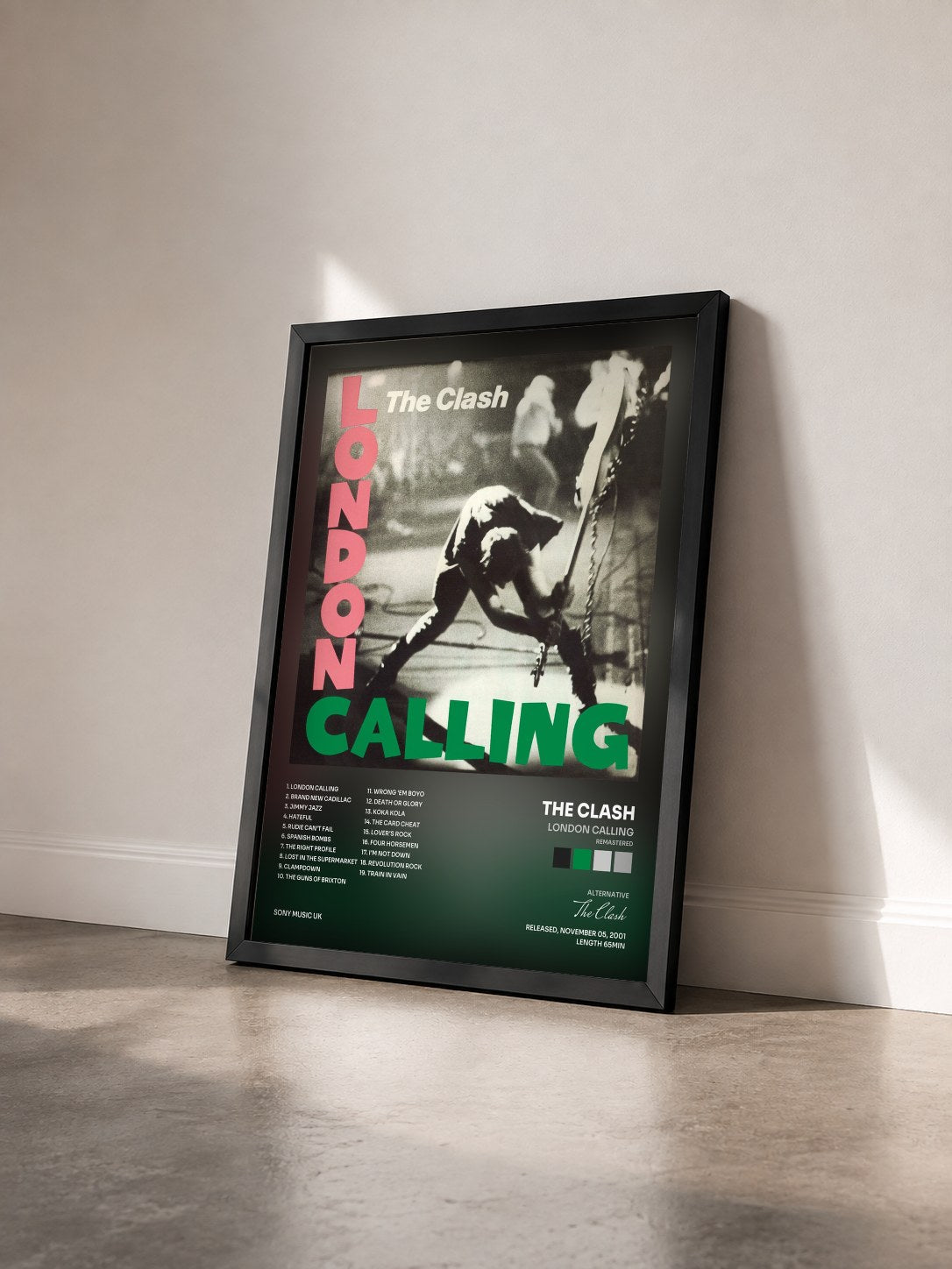 #noir Tableau de l'album London Calling (Remastered) de The Clash vu de trois quarts, cadre noir