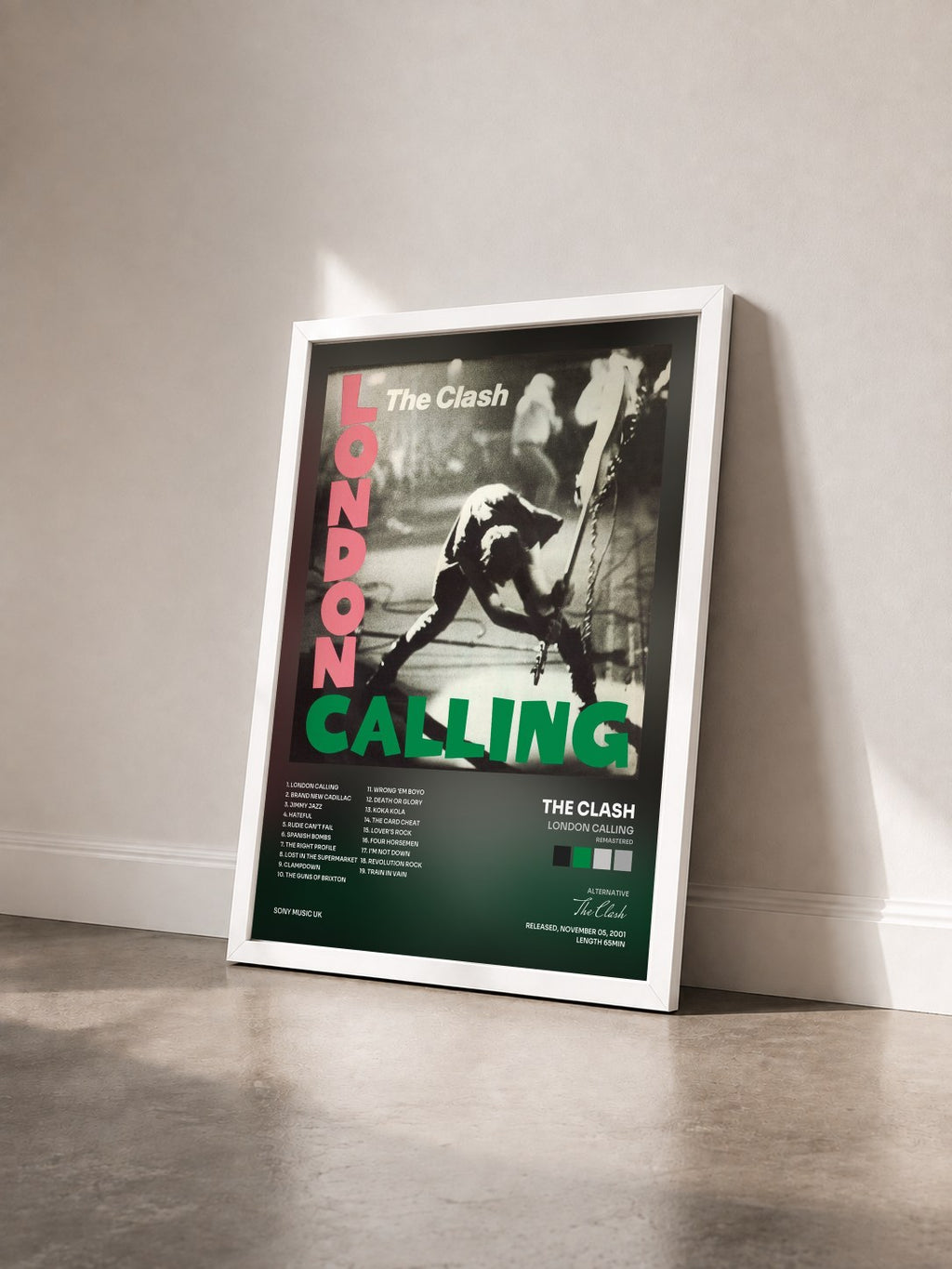 #blanc London Calling (Remastered) von The Clash als gerahmter Kunstdruck von schräg gesehen, weißer Rahmen