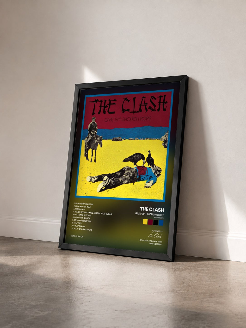 #noir Give 'Em Enough Rope (Remastered) von The Clash als gerahmter Kunstdruck von schräg gesehen, schwarzer Rahmen
