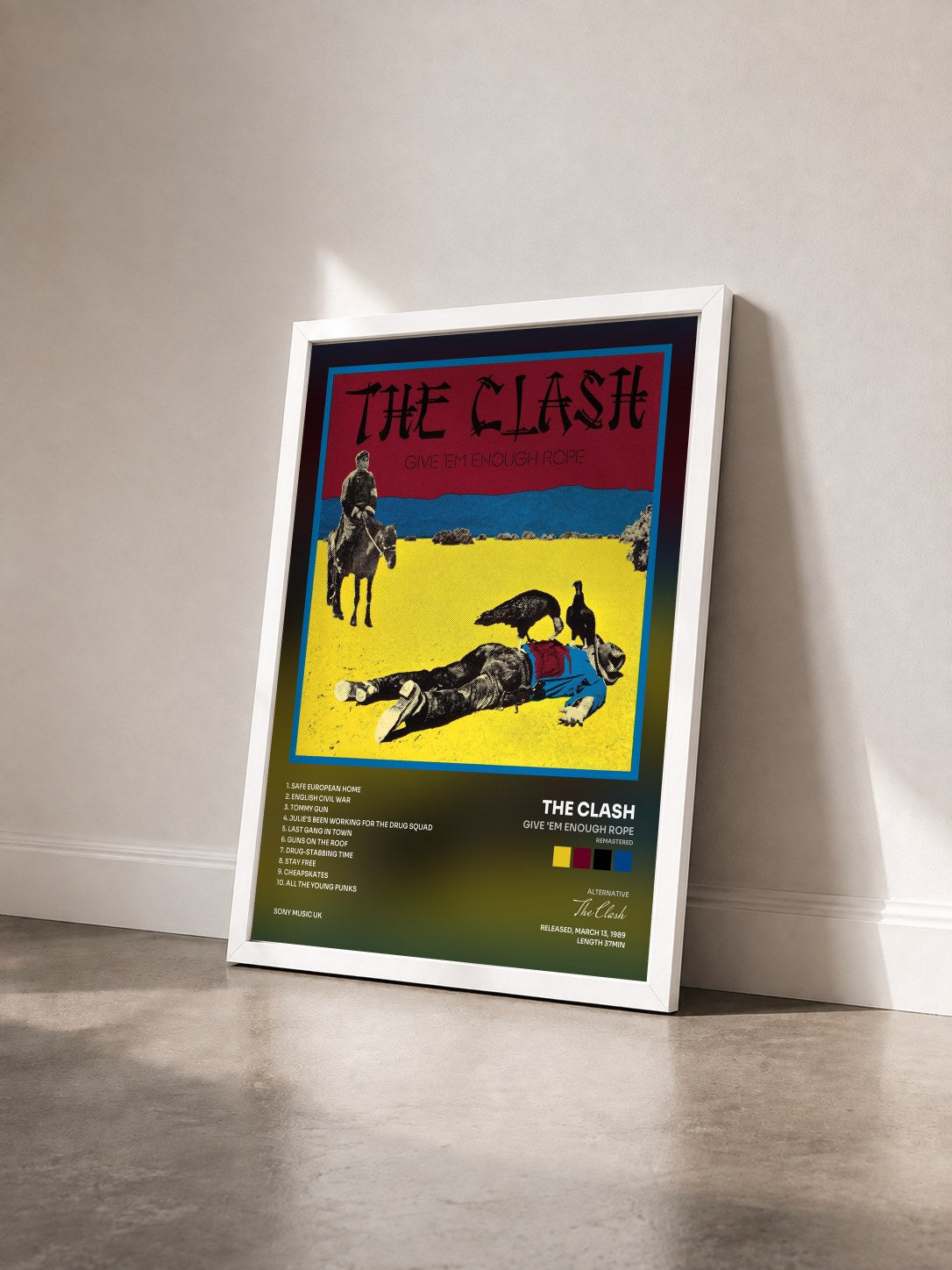 #blanc Give 'Em Enough Rope (Remastered) di The Clash in stampa incorniciata vista di tre quarti, cornice bianca