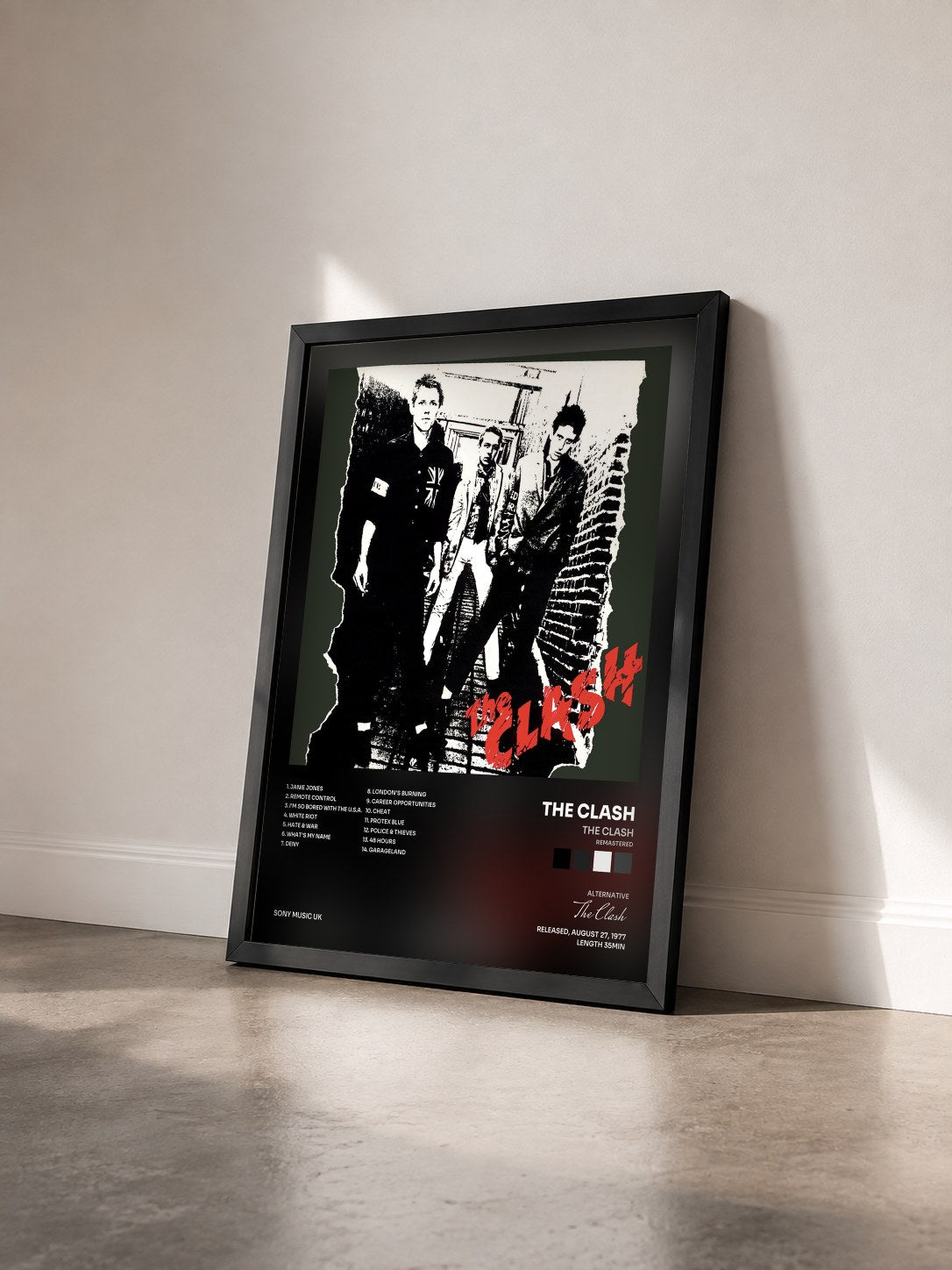 #noir The Clash (Remastered) di The Clash in stampa incorniciata vista di tre quarti, cornice nera