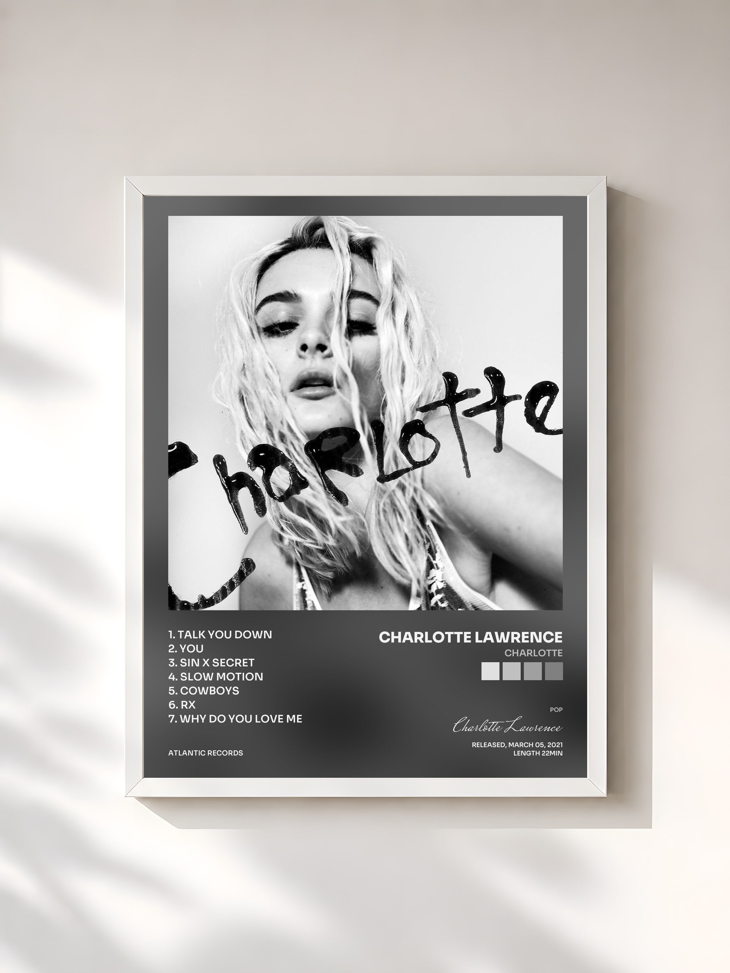 #blanc Tableau de l'album Charlotte de Charlotte Lawrence, cadre blanc, imprimé et encadré en France