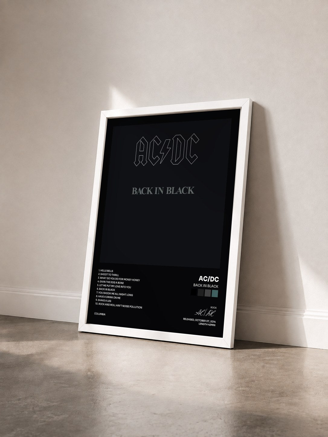 #blanc Back In Black di AC/DC in stampa incorniciata vista di tre quarti, cornice bianca