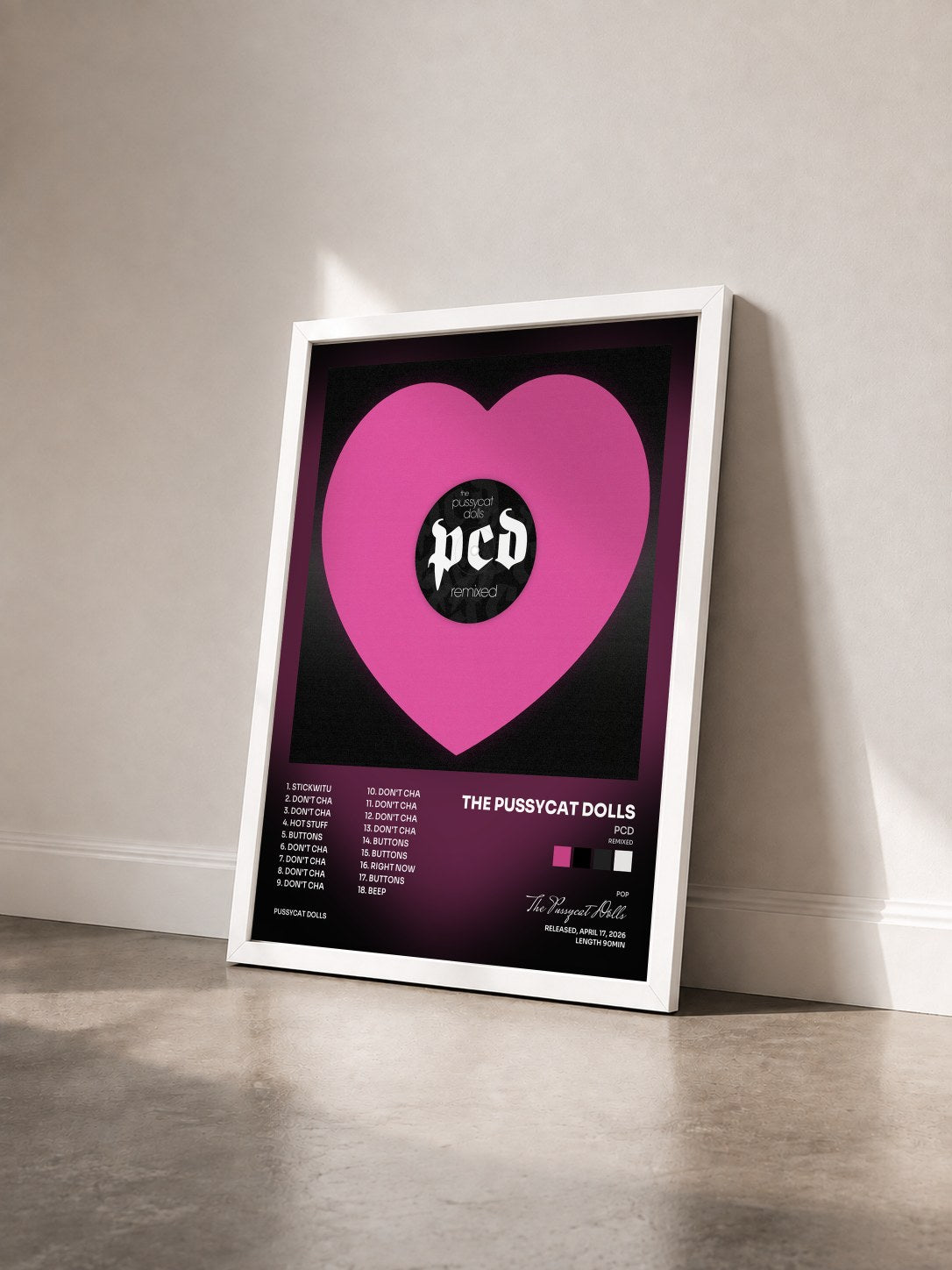 #blanc PCD (Remixed) von The Pussycat Dolls als gerahmter Kunstdruck von schräg gesehen, weißer Rahmen