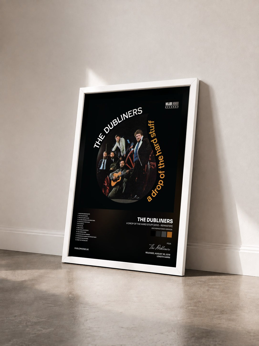 #blanc Tableau de l'album A Drop of the Hard Stuff [2012 - Remaster] (2012 Remastered Version) de The Dubliners vu de trois quarts, cadre blanc