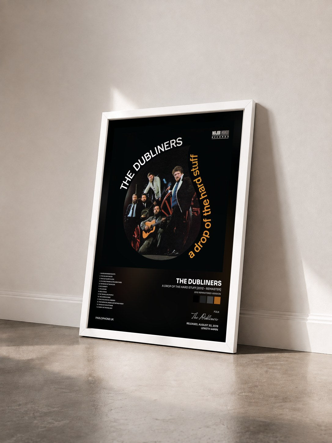 #blanc Tableau de l'album A Drop of the Hard Stuff [2012 - Remaster] (2012 Remastered Version) de The Dubliners vu de trois quarts, cadre blanc