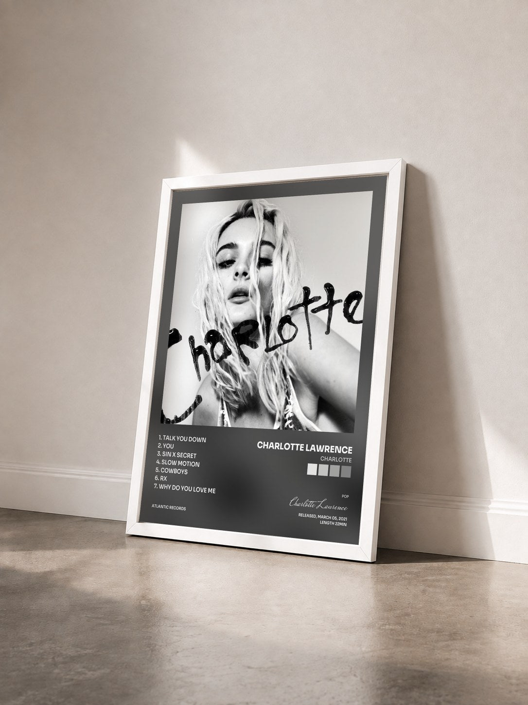#blanc Tableau de l'album Charlotte de Charlotte Lawrence vu de trois quarts, cadre blanc