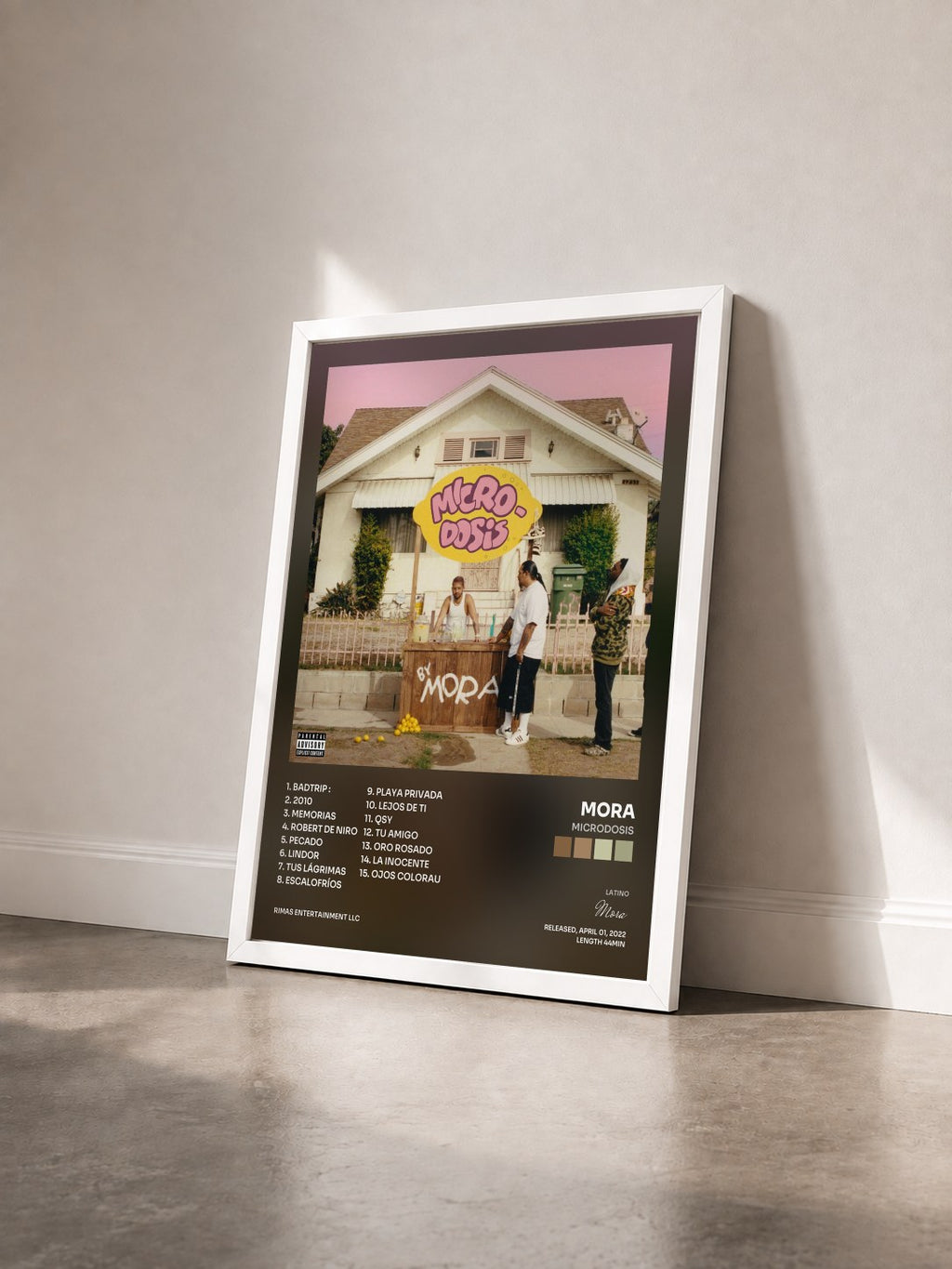 #blanc Tableau de l'album MICRODOSIS de Mora vu de trois quarts, cadre blanc