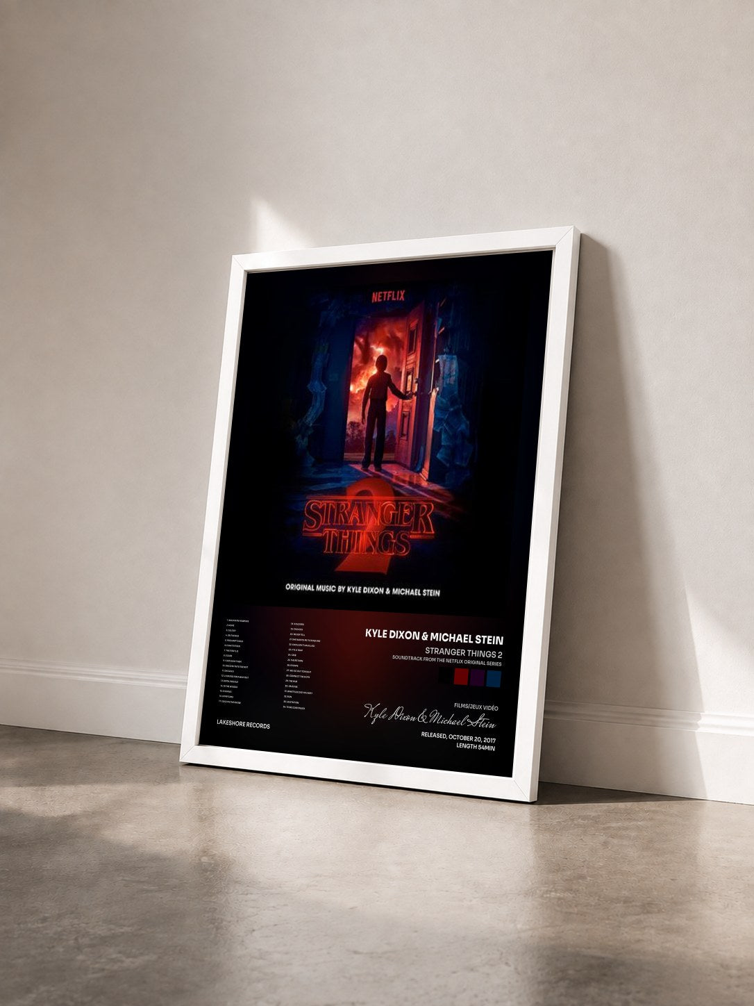 #blanc Tableau de l'album Stranger Things 2 (Soundtrack from the Netflix Original Series) de Kyle Dixon & Michael Stein vu de trois quarts, cadre blanc