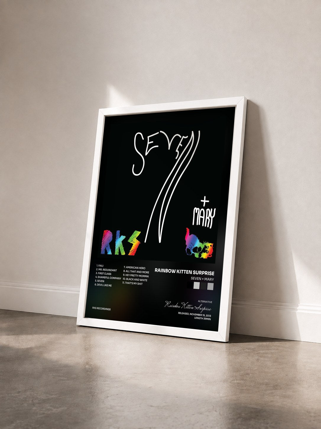 #blanc Tableau de l'album Seven + Mary de Rainbow Kitten Surprise vu de trois quarts, cadre blanc