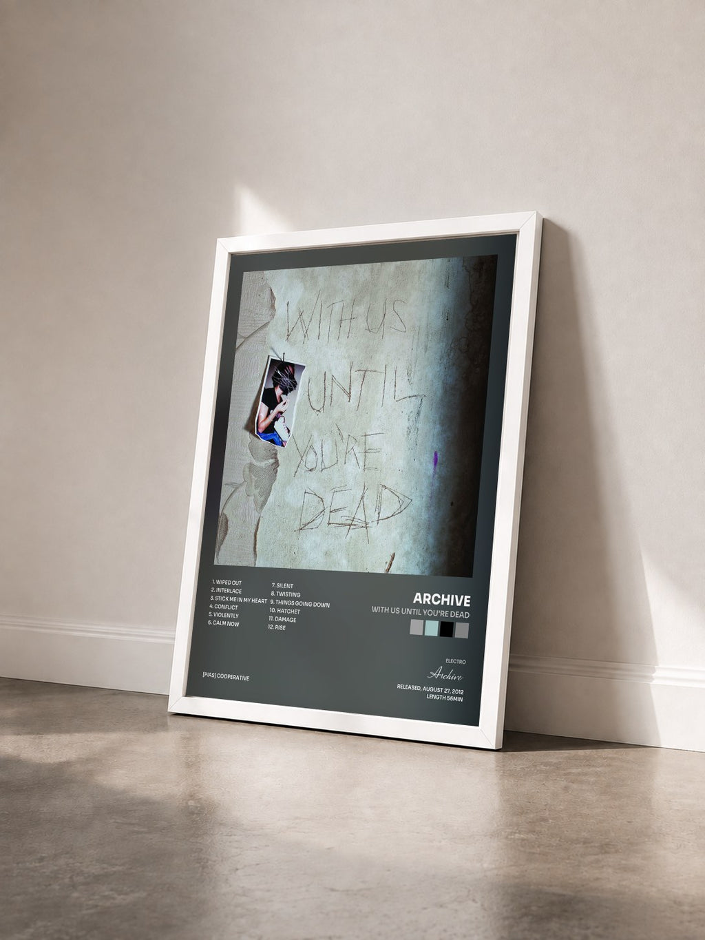 #blanc With Us Until You're Dead di Archive in stampa incorniciata vista di tre quarti, cornice bianca