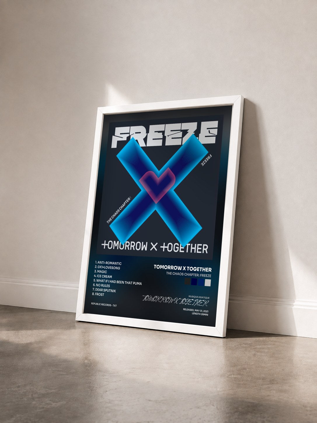 #blanc Tableau de l'album The Chaos Chapter: FREEZE de TOMORROW X TOGETHER vu de trois quarts, cadre blanc
