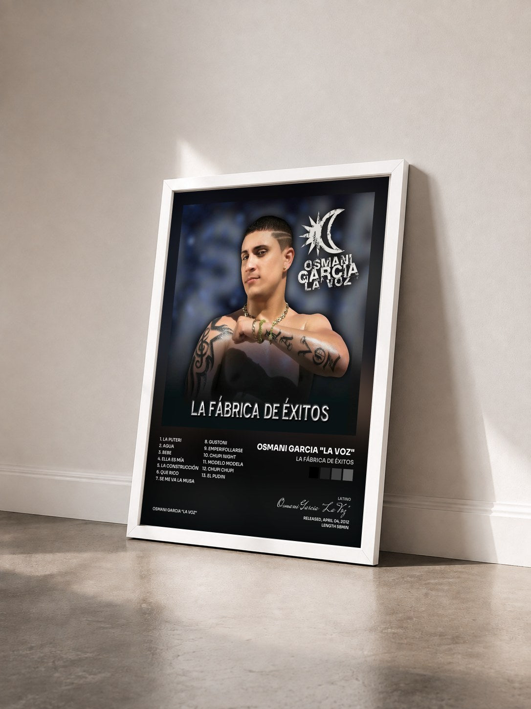 #blanc Tableau de l'album La Fábrica de Éxitos de Osmani Garcia "La Voz" vu de trois quarts, cadre blanc