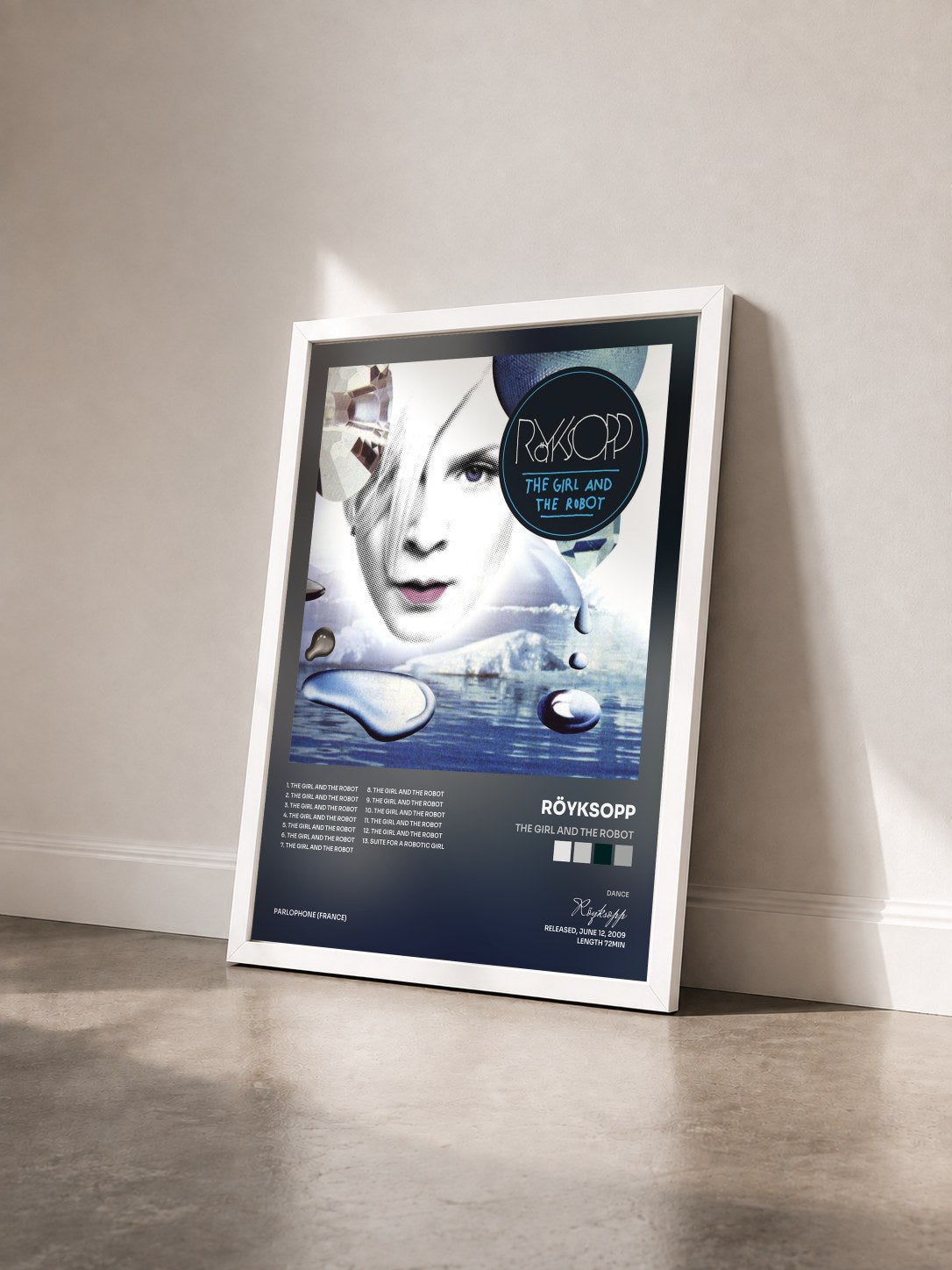 #blanc Tableau de l'album The Girl and the Robot de Röyksopp vu de trois quarts, cadre blanc