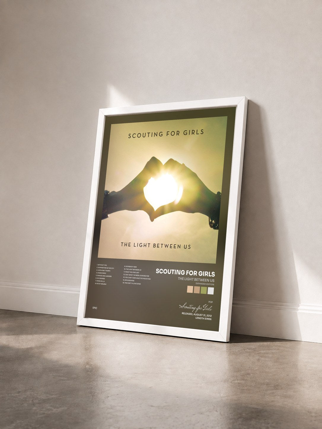 #blanc Tableau de l'album The Light Between Us (Expanded Edition) de Scouting for Girls vu de trois quarts, cadre blanc