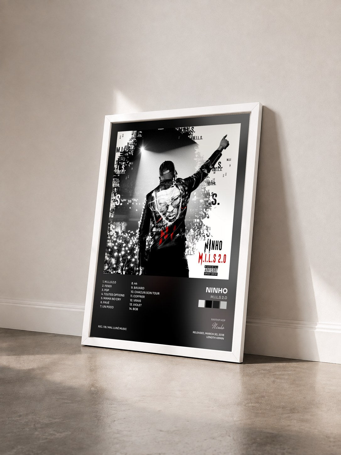 #blanc M.I.L.S 2.0 von Ninho als gerahmter Kunstdruck von schräg gesehen, weißer Rahmen