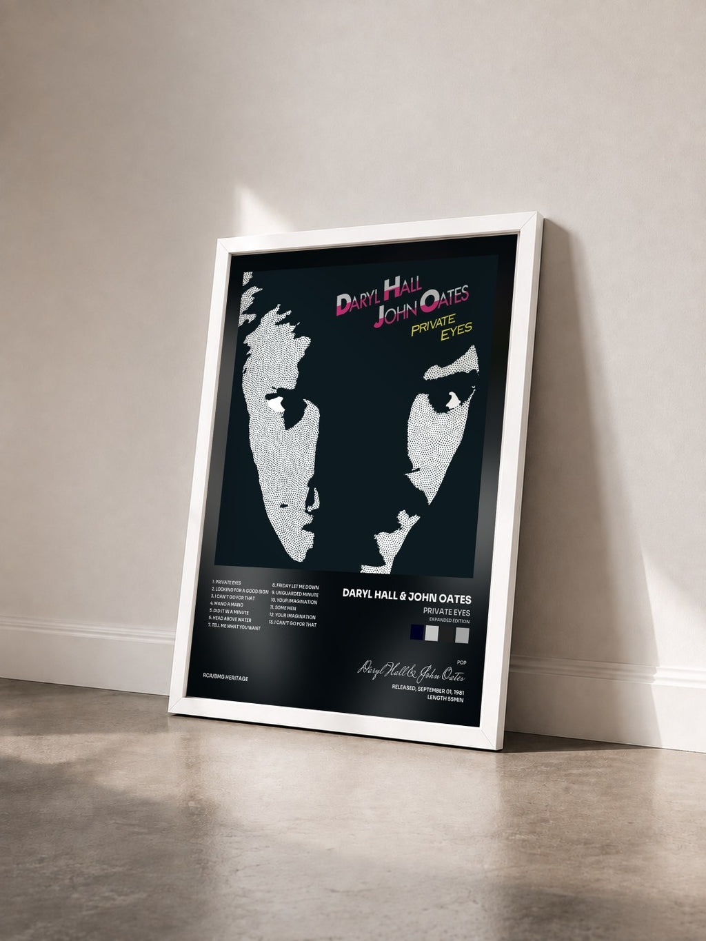 #blanc Private Eyes (Expanded Edition) di Daryl Hall & John Oates in stampa incorniciata vista di tre quarti, cornice bianca