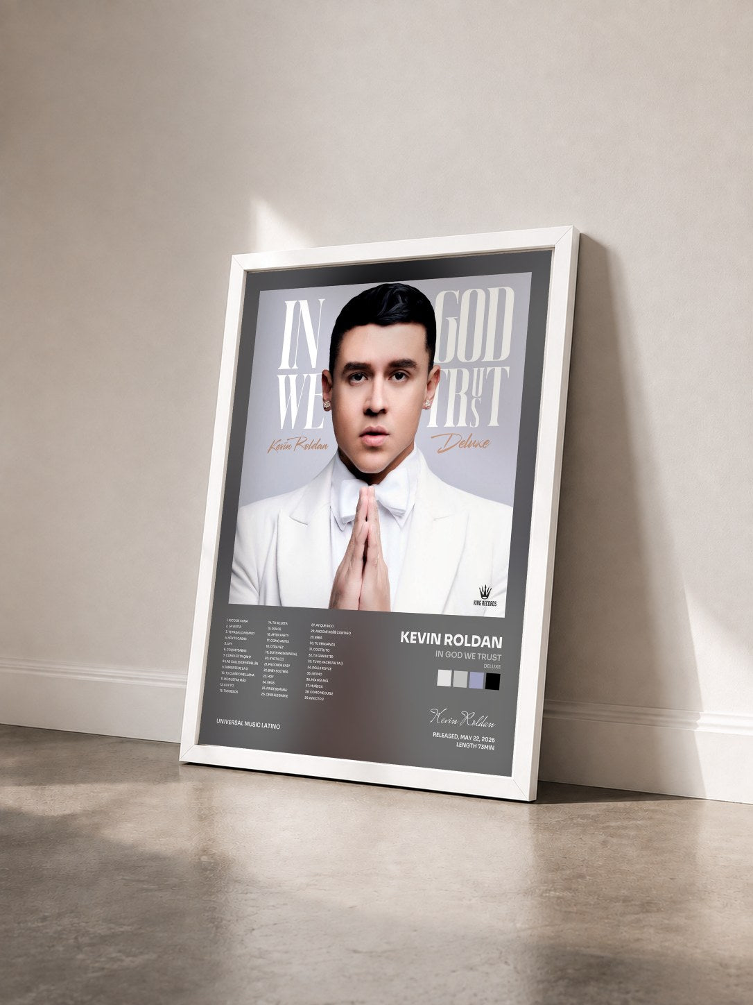 #blanc Tableau de l'album In God We Trust (Deluxe) de Kevin Roldan vu de trois quarts, cadre blanc