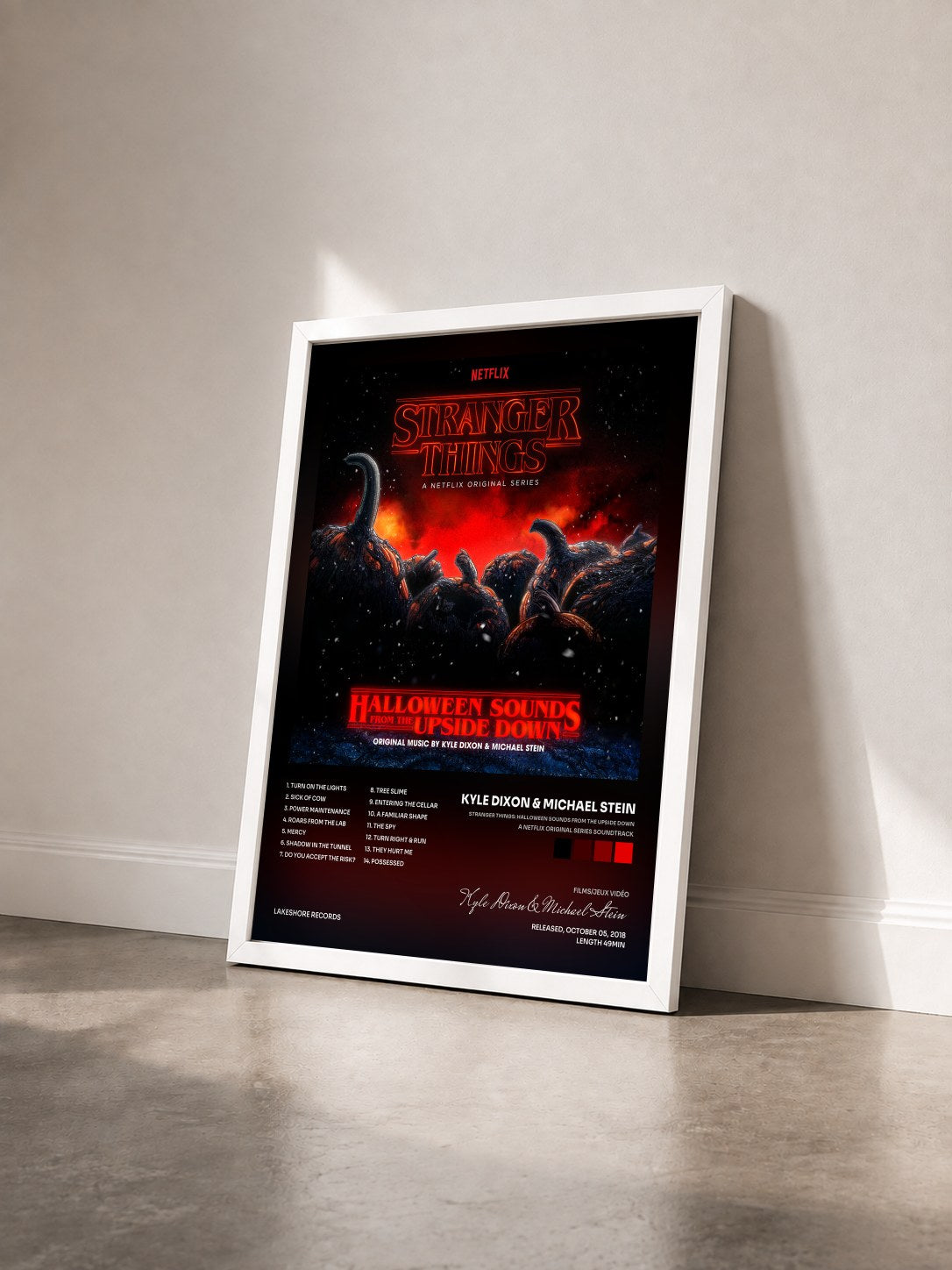 #blanc Tableau de l'album Stranger Things: Halloween Sounds from the Upside Down (a Netflix Original Series Soundtrack) de Kyle Dixon & Michael Stein vu de trois quarts, cadre blanc