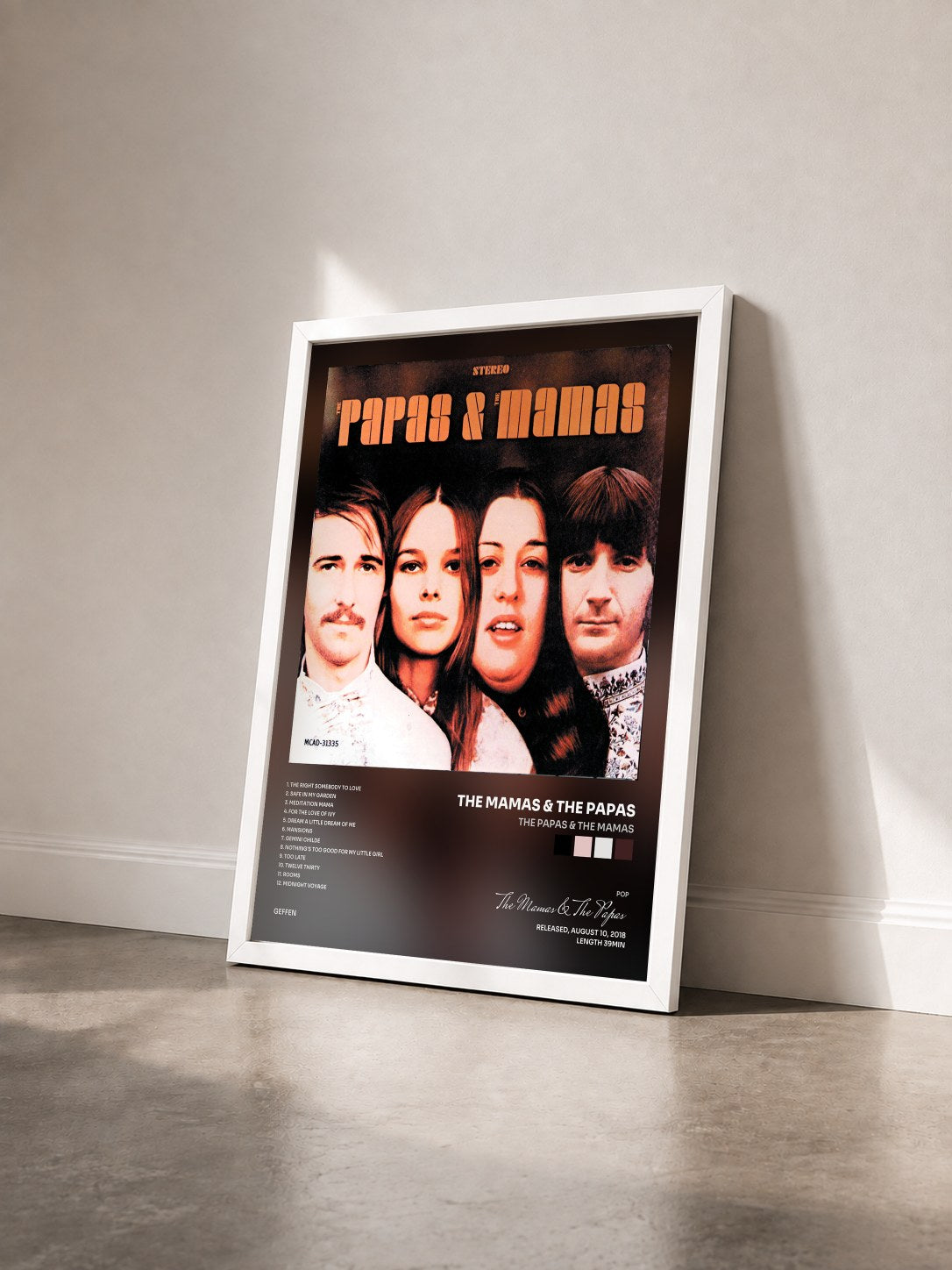 #blanc Tableau de l'album The Papas & The Mamas de The Mamas & The Papas vu de trois quarts, cadre blanc