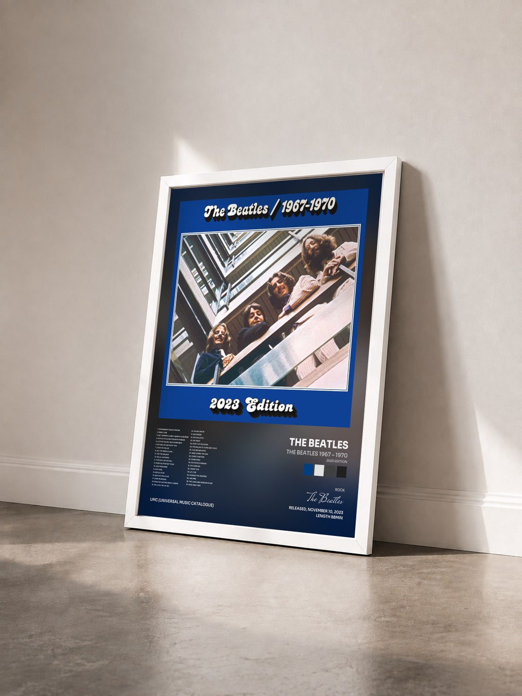 #blanc Tableau de l'album The Beatles 1967 – 1970 (2023 Edition) de The Beatles vu de trois quarts, cadre blanc