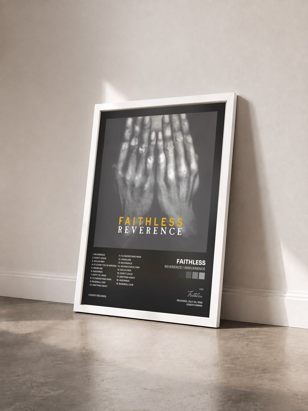 #blanc Reverence / Irreverence di Faithless in stampa incorniciata vista di tre quarti, cornice bianca