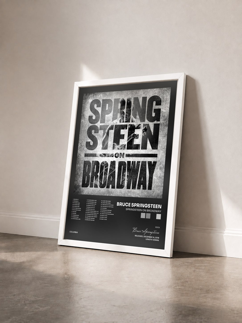 #blanc Springsteen on Broadway di Bruce Springsteen in stampa incorniciata vista di tre quarti, cornice bianca
