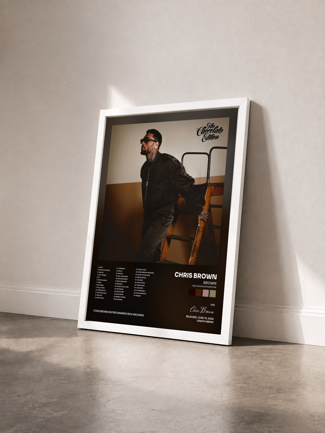 #blanc Tableau de l'album BROWN (The Chocolate Edition) de Chris Brown vu de trois quarts, cadre blanc