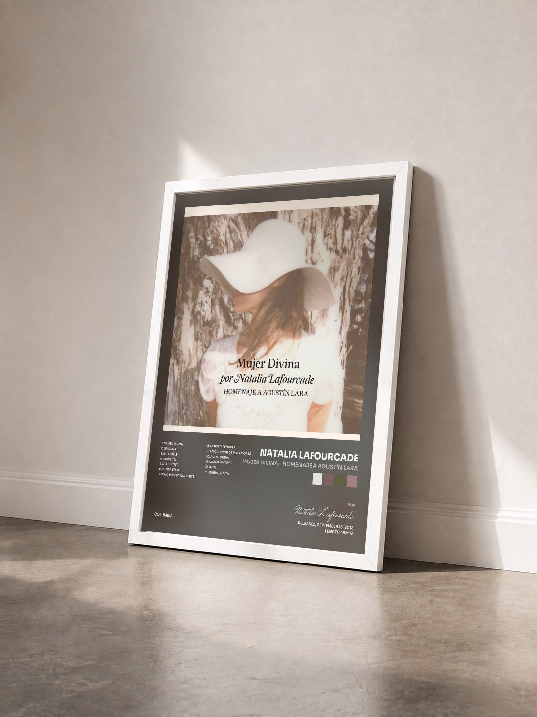 #blanc Tableau de l'album Mujer Divina - Homenaje a Agustín Lara de Natalia Lafourcade vu de trois quarts, cadre blanc