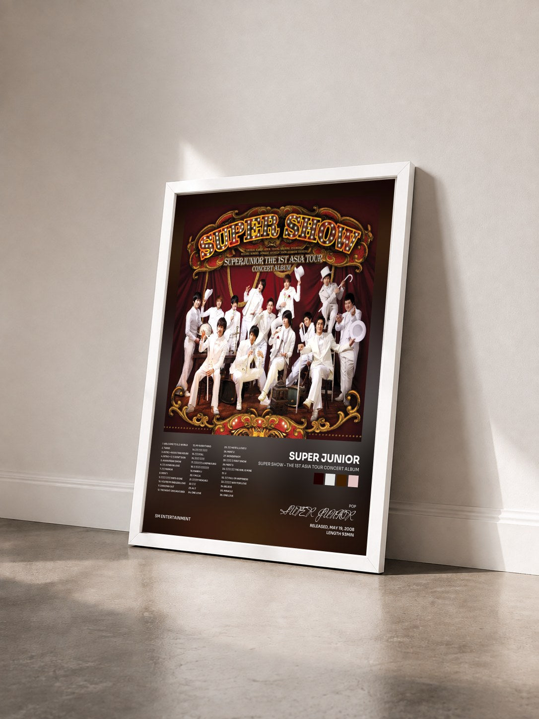 #blanc Tableau de l'album Super Show - The 1st Asia Tour Concert Album de SUPER JUNIOR vu de trois quarts, cadre blanc