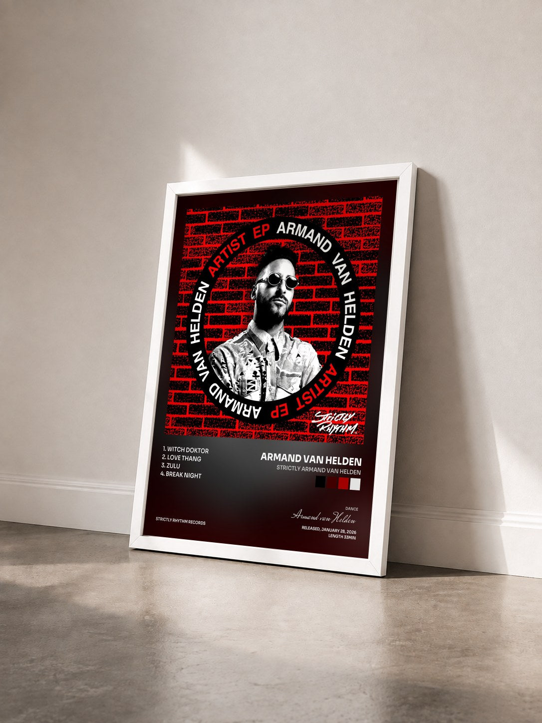 #blanc Tableau de l'album Strictly Armand Van Helden de Armand van Helden vu de trois quarts, cadre blanc