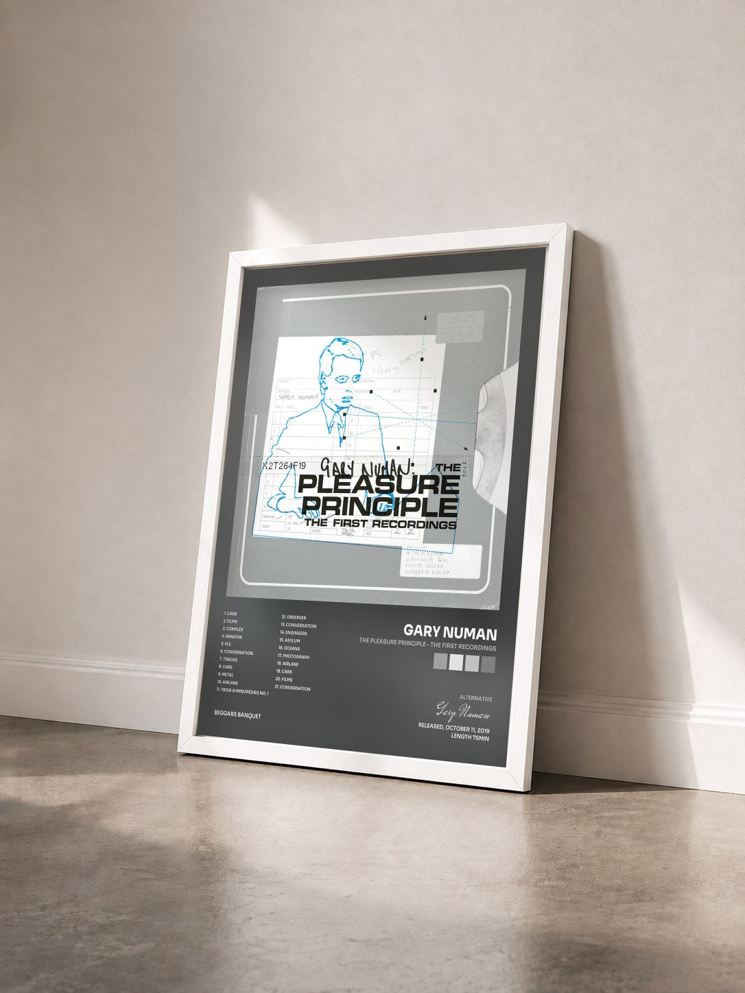#blanc Tableau de l'album The Pleasure Principle - The First Recordings de Gary Numan vu de trois quarts, cadre blanc