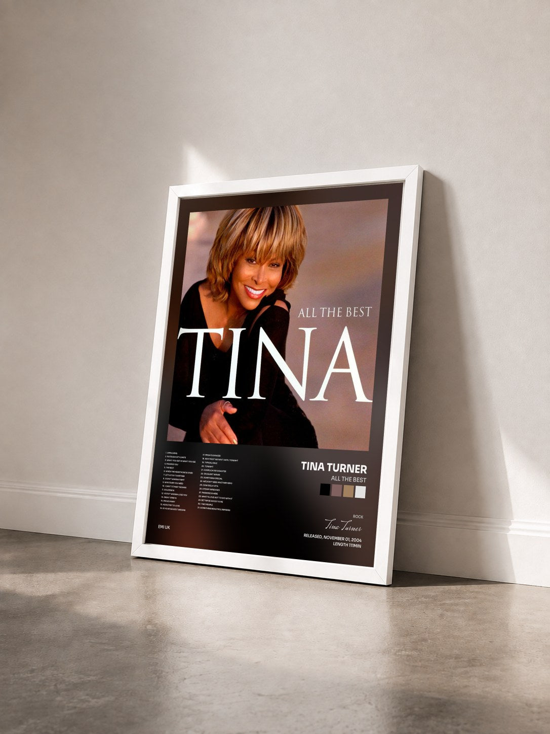 #blanc All The Best von Tina Turner als gerahmter Kunstdruck von schräg gesehen, weißer Rahmen