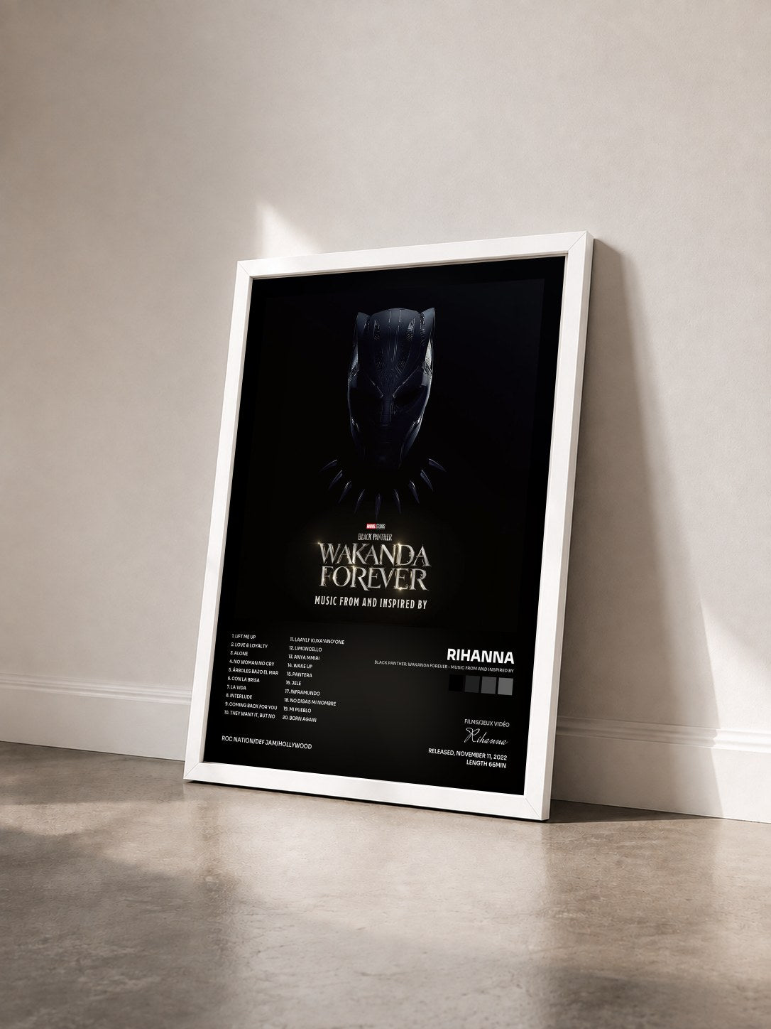#blanc Tableau de l'album Black Panther: Wakanda Forever - Music From and Inspired By de Rihanna vu de trois quarts, cadre blanc