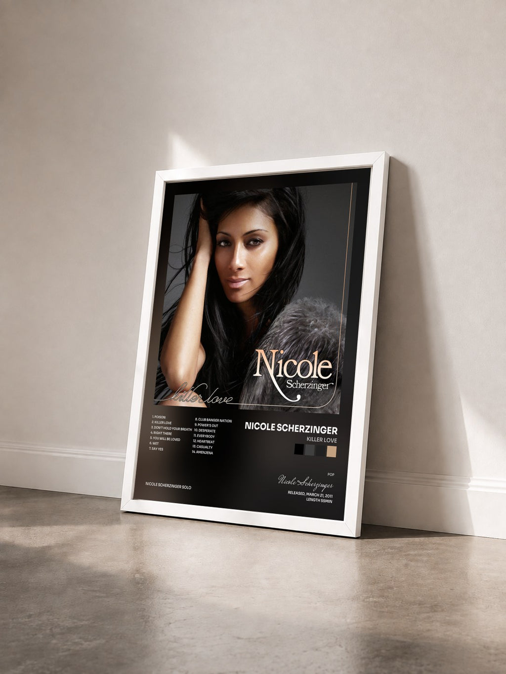 #blanc Killer Love von Nicole Scherzinger als gerahmter Kunstdruck von schräg gesehen, weißer Rahmen