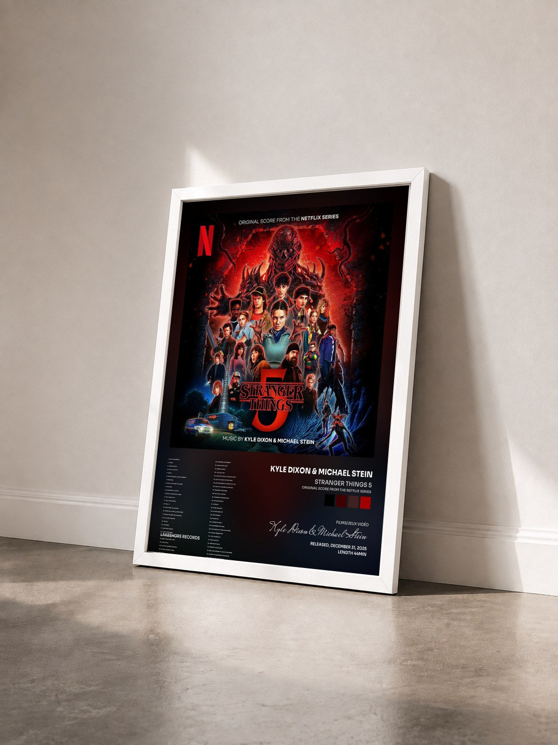 #blanc Tableau de l'album Stranger Things 5 (Original Score From The Netflix Series) de Kyle Dixon & Michael Stein vu de trois quarts, cadre blanc