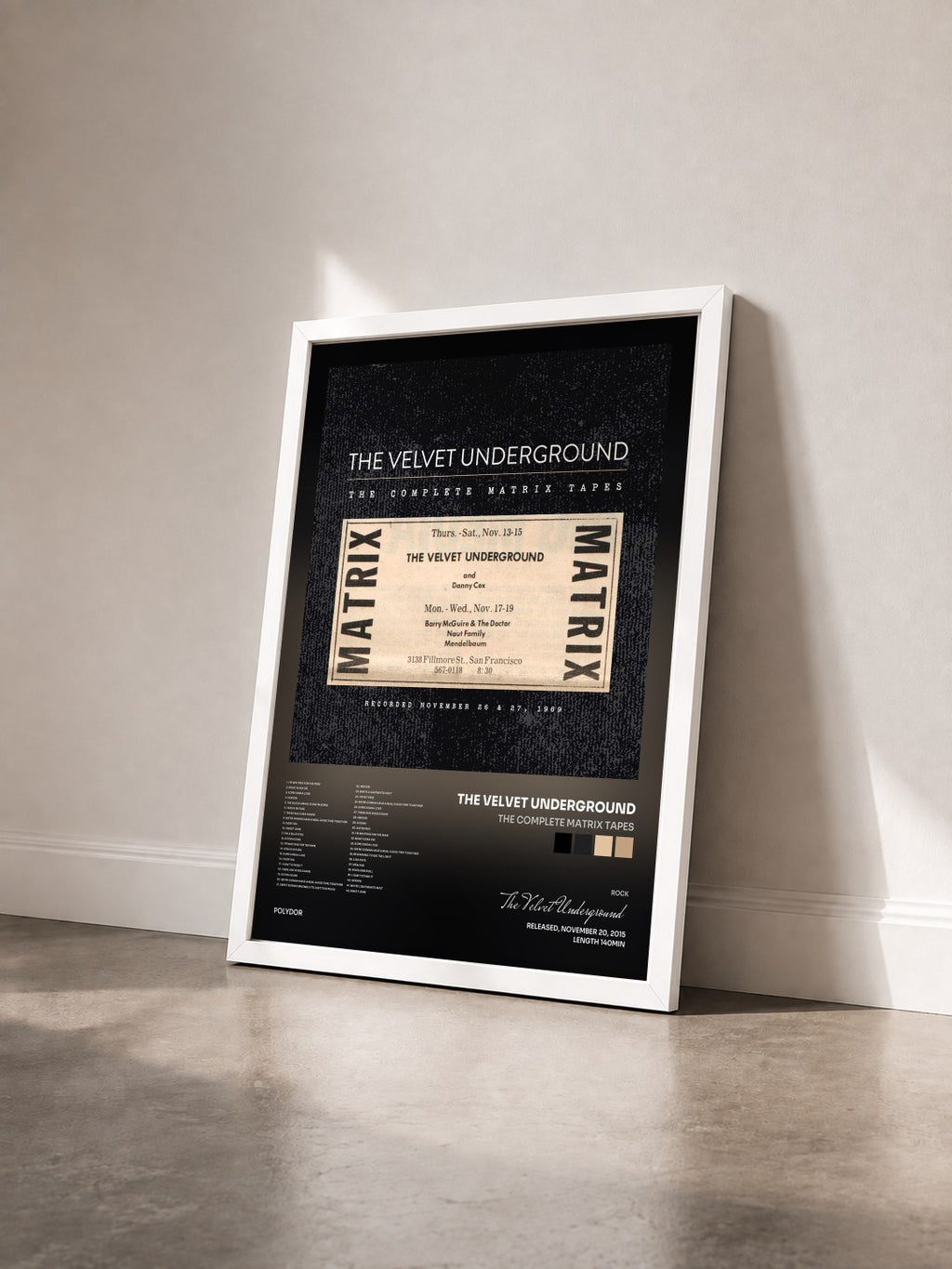 #blanc The Complete Matrix Tapes di The Velvet Underground in stampa incorniciata vista di tre quarti, cornice bianca