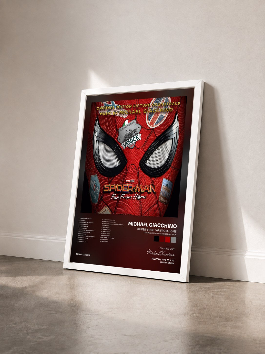 #blanc Tableau de l'album Spider-Man: Far from Home (Original Motion Picture Soundtrack) de Michael Giacchino vu de trois quarts, cadre blanc