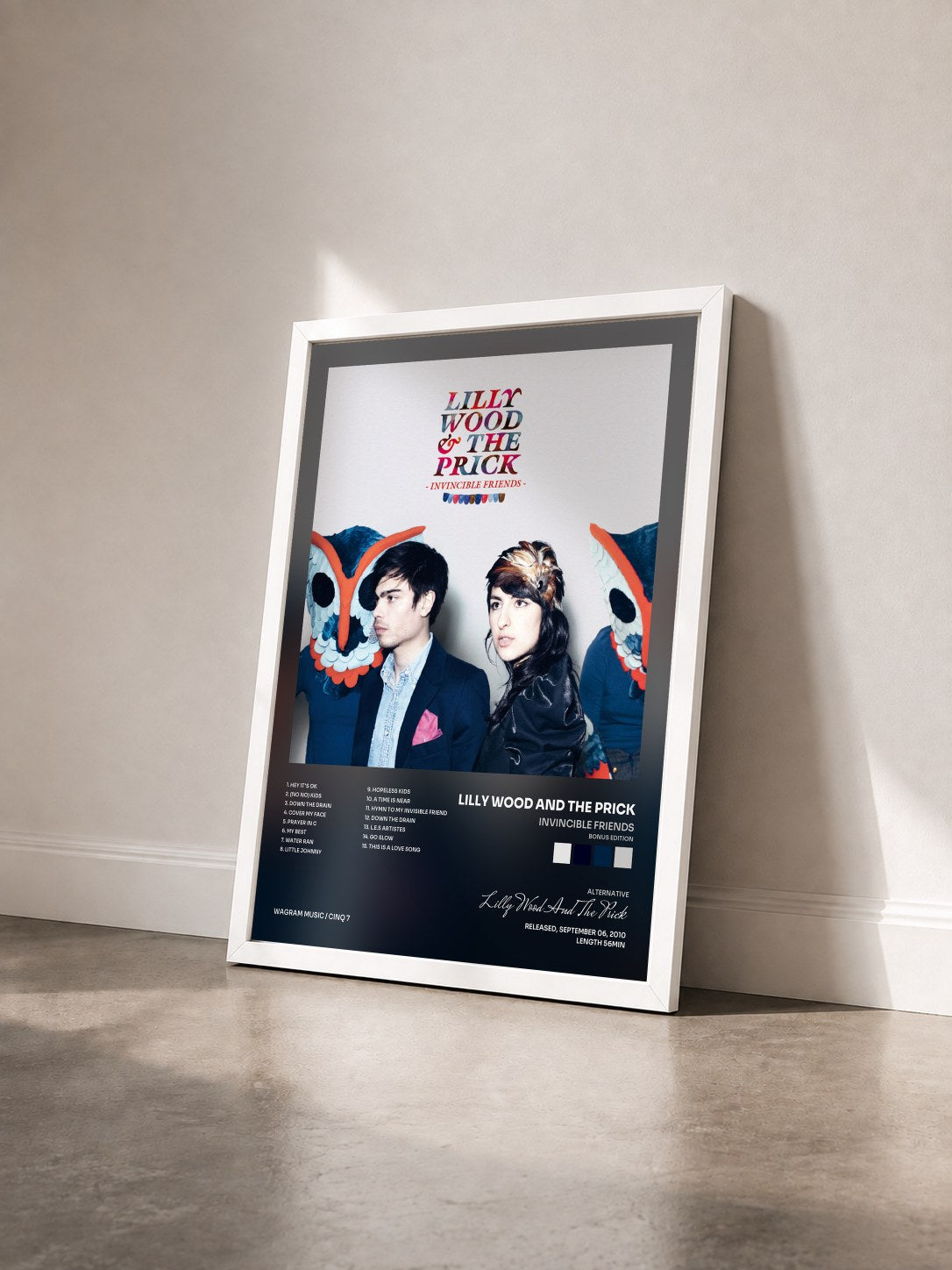 #blanc Invincible Friends (bonus edition) de Lilly Wood And The Prick en lámina enmarcada vista de tres cuartos, marco blanco