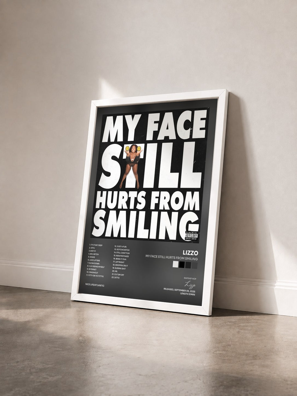 #blanc MY FACE STILL HURTS FROM SMILING von Lizzo als gerahmter Kunstdruck von schräg gesehen, weißer Rahmen